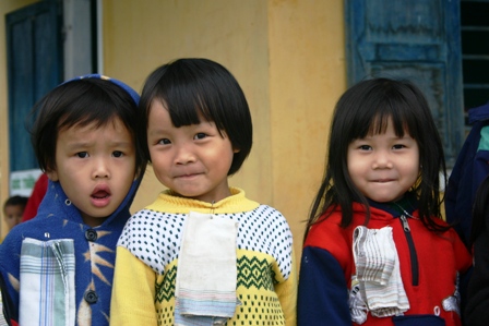 http://photographybyadamhurley.files.wordpress.com/2007/10/three-girls-hue-vietnam.JPG